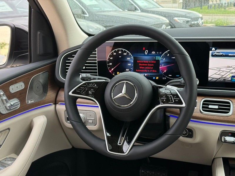 Mercedes-Benz GLE Vehicle Full-screen Gallery Image 10