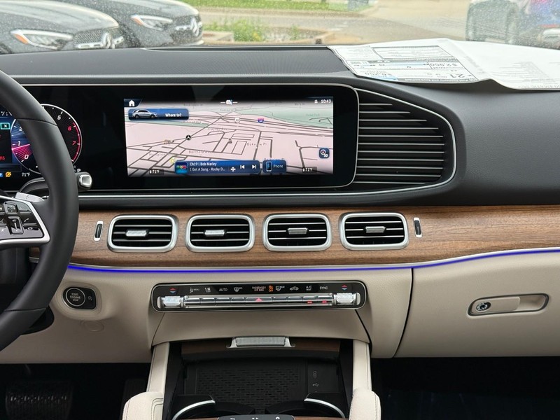 Mercedes-Benz GLE Vehicle Full-screen Gallery Image 11