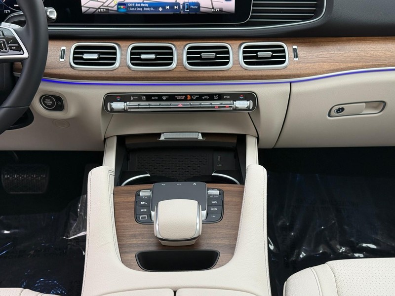 Mercedes-Benz GLE Vehicle Full-screen Gallery Image 12