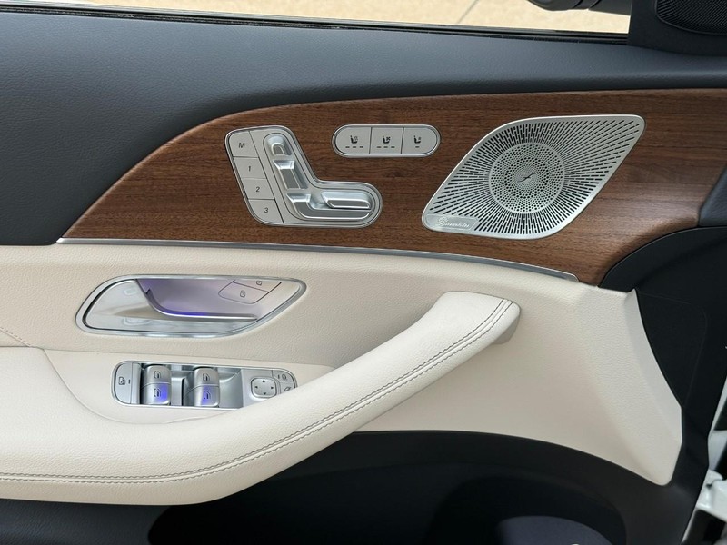 Mercedes-Benz GLE Vehicle Full-screen Gallery Image 13