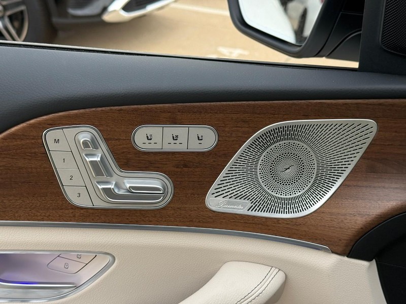 Mercedes-Benz GLE Vehicle Full-screen Gallery Image 14