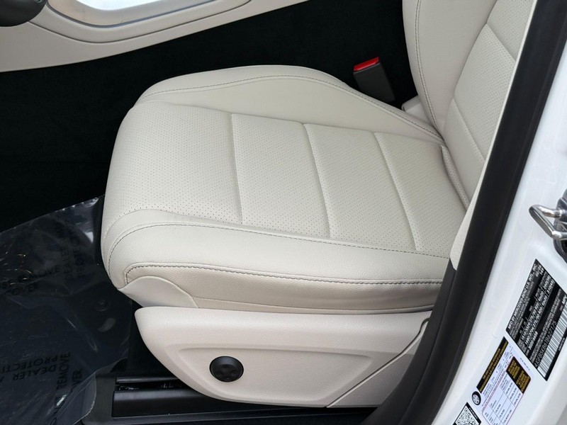 Mercedes-Benz GLE Vehicle Full-screen Gallery Image 15