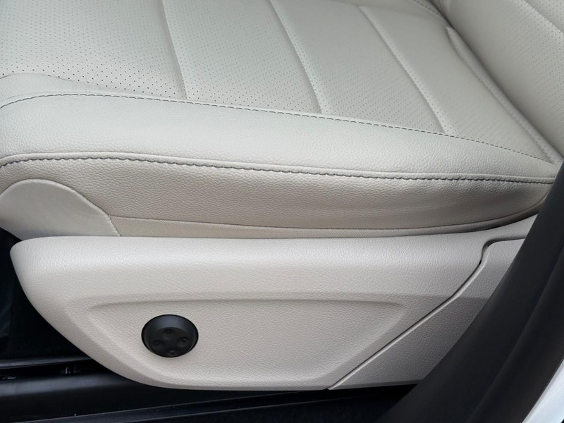 Mercedes-Benz GLE Vehicle Full-screen Gallery Image 16