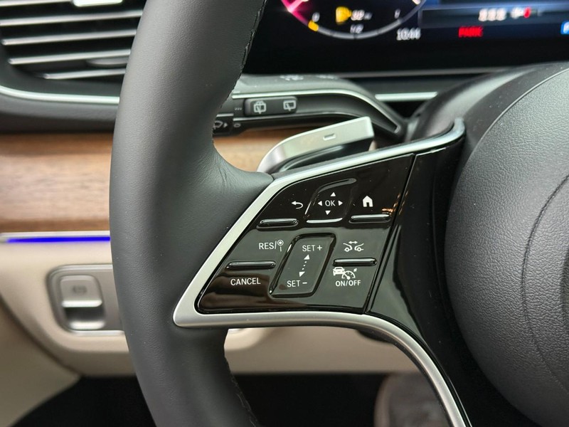 Mercedes-Benz GLE Vehicle Full-screen Gallery Image 17
