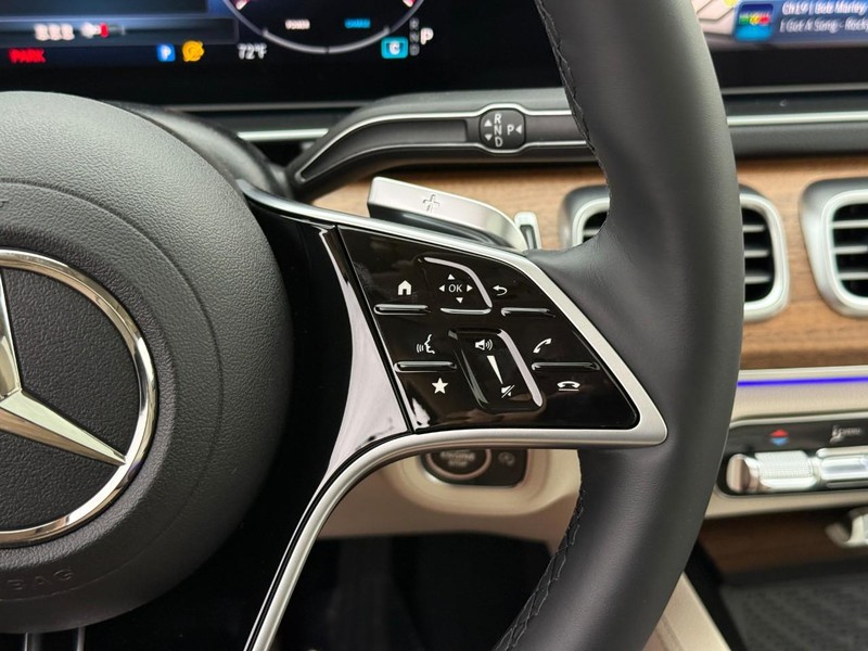 Mercedes-Benz GLE Vehicle Full-screen Gallery Image 18