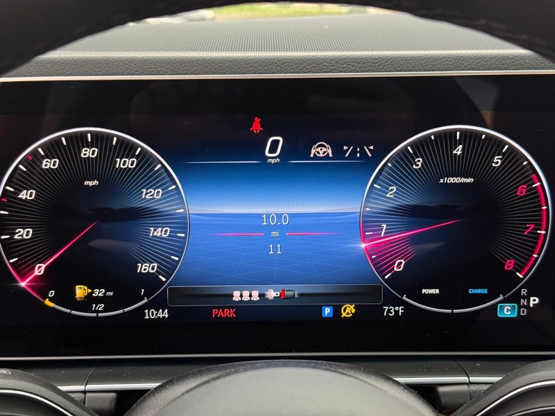 Mercedes-Benz GLE Vehicle Full-screen Gallery Image 19