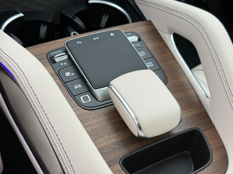 Mercedes-Benz GLE Vehicle Full-screen Gallery Image 20
