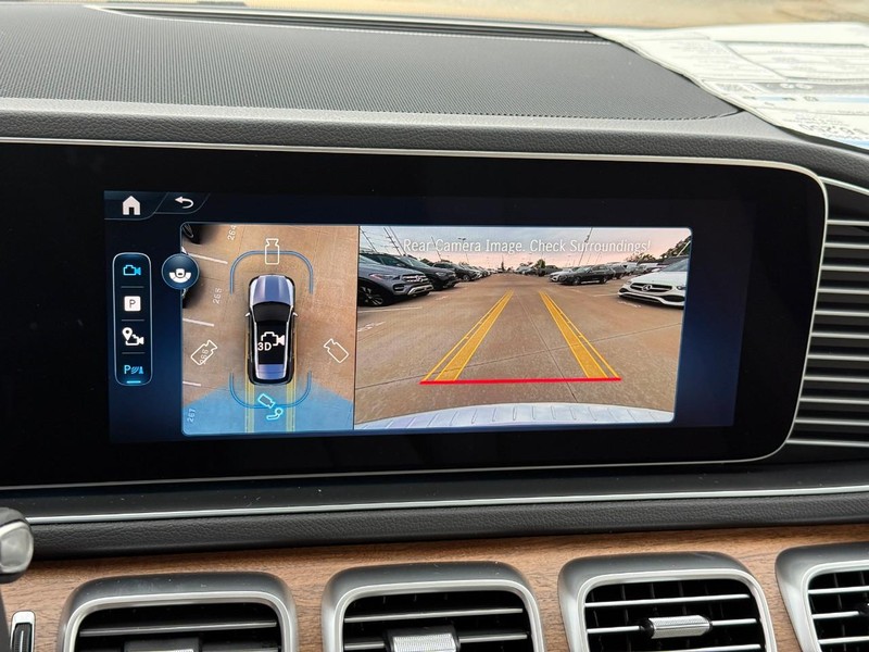 Mercedes-Benz GLE Vehicle Full-screen Gallery Image 21
