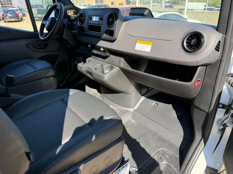 Mercedes-Benz Sprinter Cargo Van Vehicle Full-screen Gallery Image 7