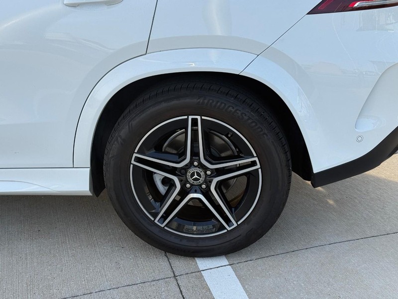 Mercedes-Benz GLE Vehicle Full-screen Gallery Image 9