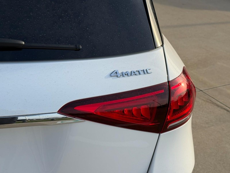 Mercedes-Benz GLE Vehicle Full-screen Gallery Image 11