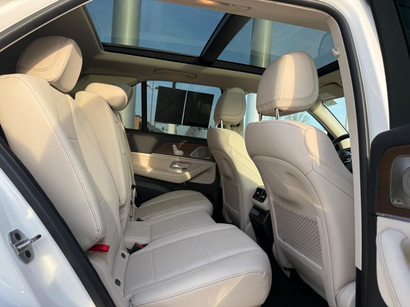 Mercedes-Benz GLE Vehicle Full-screen Gallery Image 12