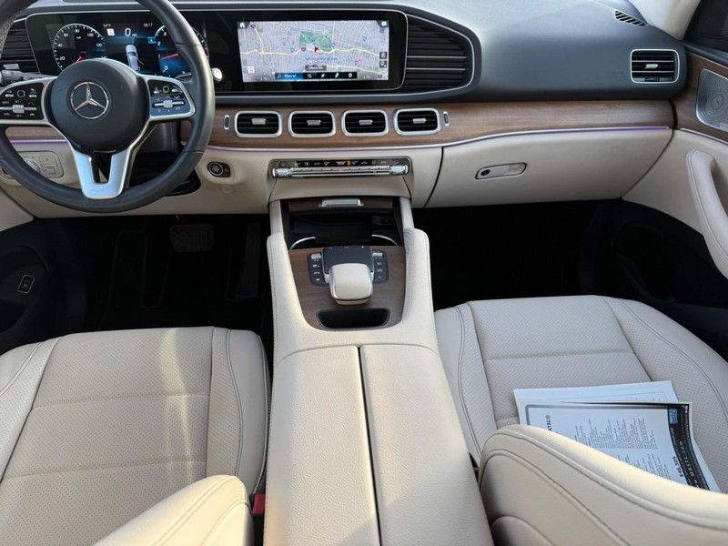 Mercedes-Benz GLE Vehicle Full-screen Gallery Image 13
