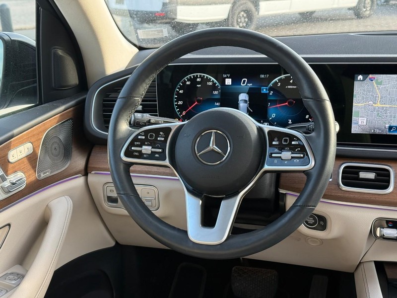 Mercedes-Benz GLE Vehicle Full-screen Gallery Image 14