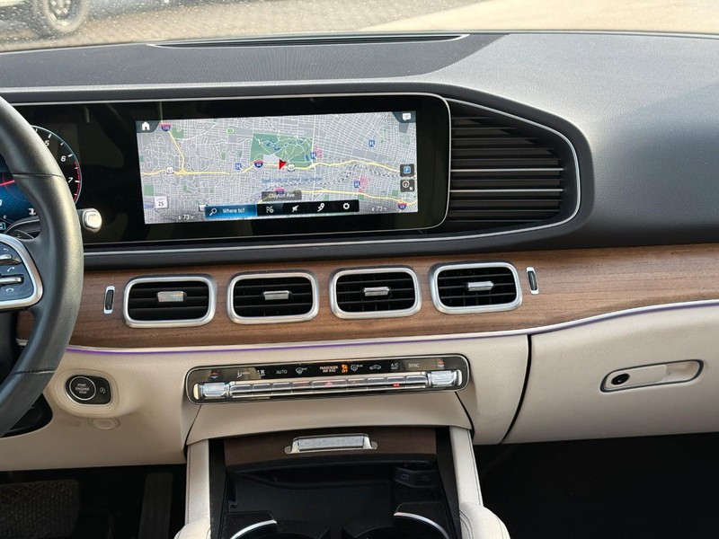 Mercedes-Benz GLE Vehicle Full-screen Gallery Image 15