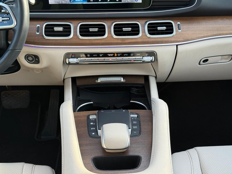 Mercedes-Benz GLE Vehicle Full-screen Gallery Image 16