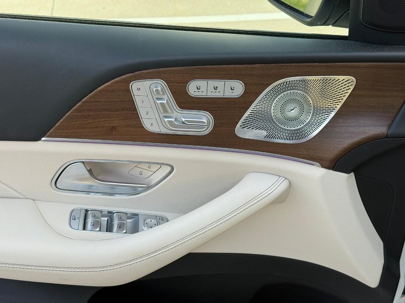 Mercedes-Benz GLE Vehicle Full-screen Gallery Image 17