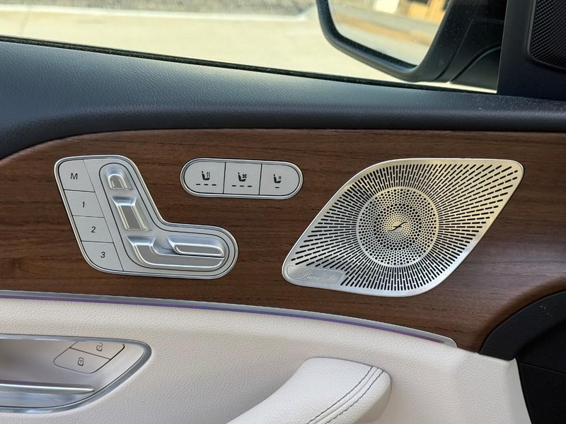 Mercedes-Benz GLE Vehicle Full-screen Gallery Image 18