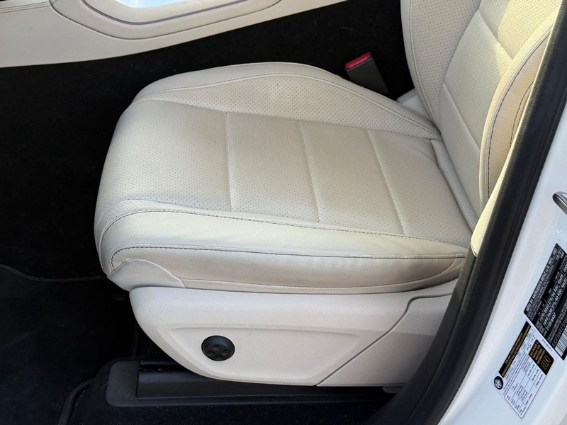 Mercedes-Benz GLE Vehicle Full-screen Gallery Image 19