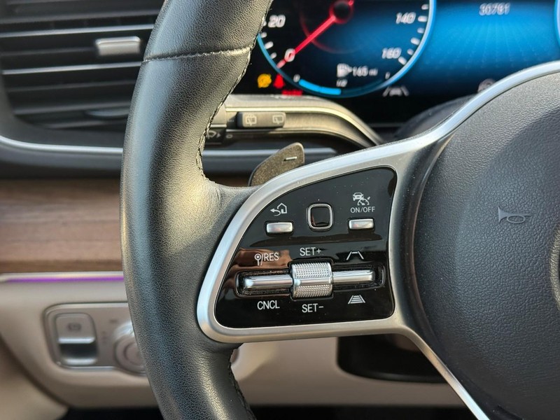 Mercedes-Benz GLE Vehicle Full-screen Gallery Image 20