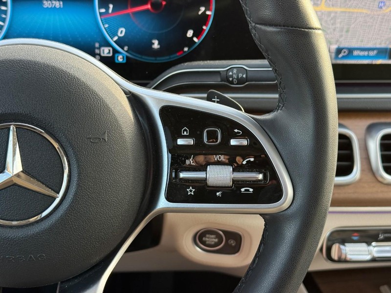 Mercedes-Benz GLE Vehicle Full-screen Gallery Image 21