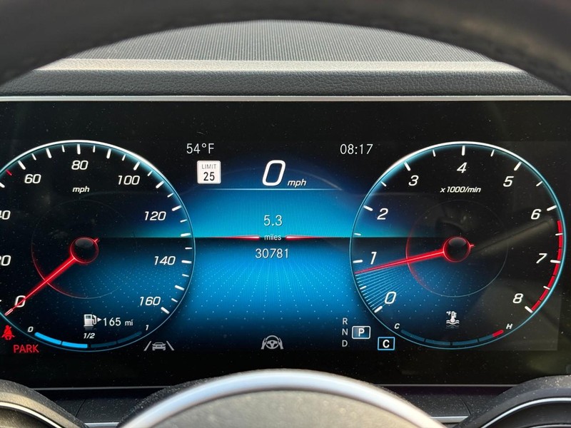 Mercedes-Benz GLE Vehicle Full-screen Gallery Image 22