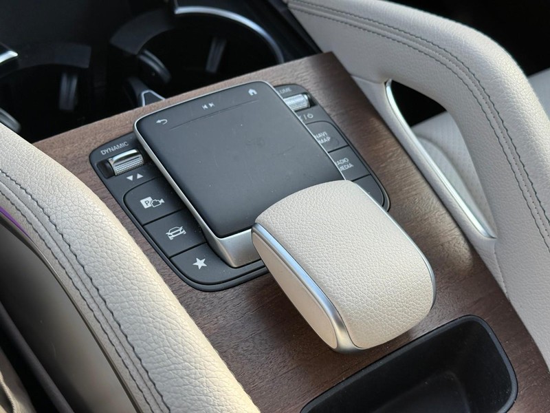 Mercedes-Benz GLE Vehicle Full-screen Gallery Image 23