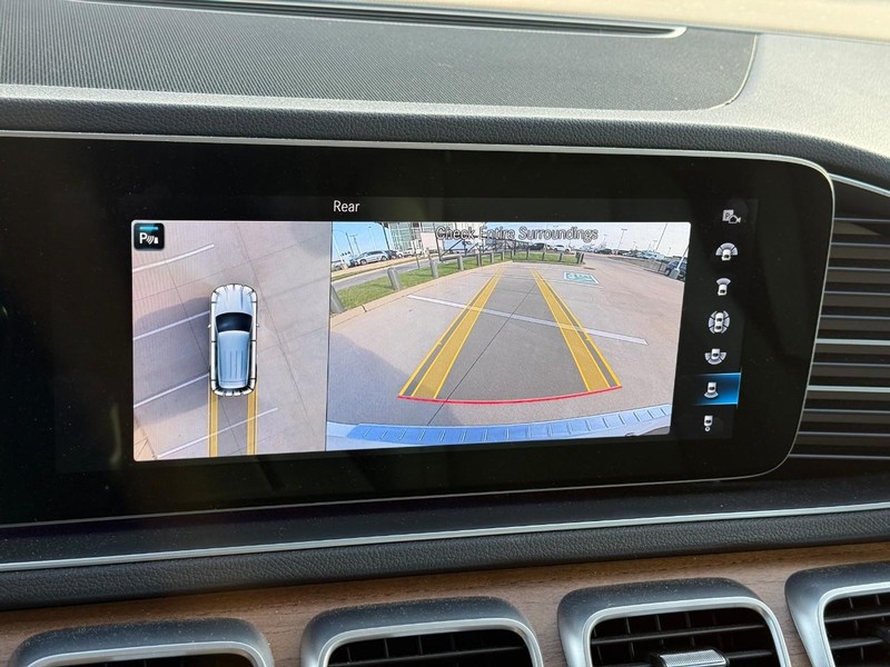 Mercedes-Benz GLE Vehicle Full-screen Gallery Image 24