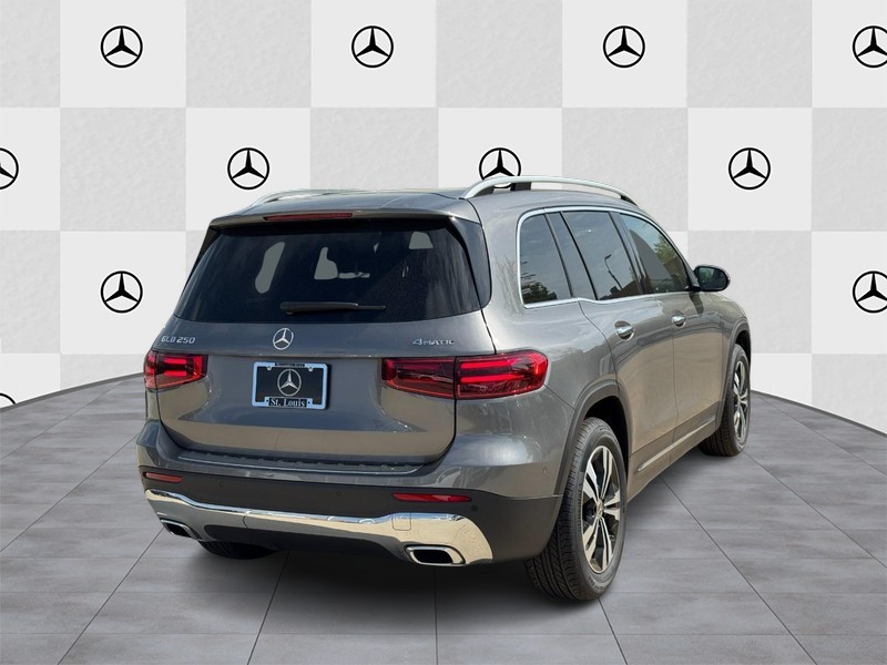 Mercedes-Benz GLB Vehicle Full-screen Gallery Image 3