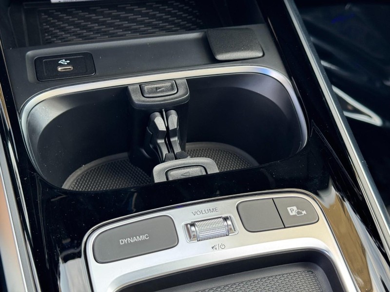 Mercedes-Benz GLB Vehicle Full-screen Gallery Image 16