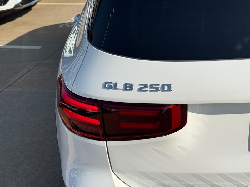 Mercedes-Benz GLB Vehicle Full-screen Gallery Image 4