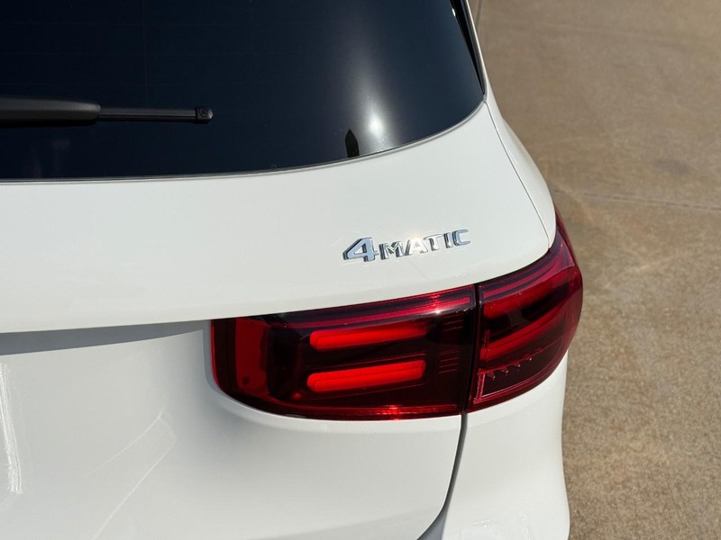 Mercedes-Benz GLB Vehicle Full-screen Gallery Image 5