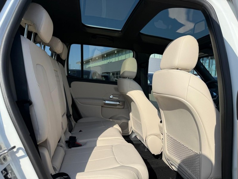 Mercedes-Benz GLB Vehicle Full-screen Gallery Image 7