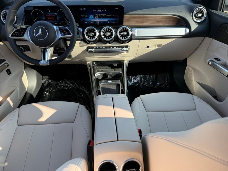 Mercedes-Benz GLB Vehicle Full-screen Gallery Image 8