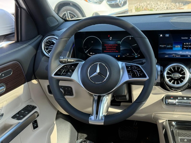 Mercedes-Benz GLB Vehicle Full-screen Gallery Image 9