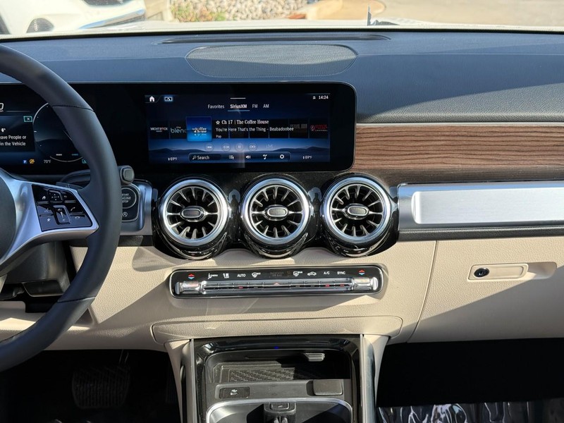 Mercedes-Benz GLB Vehicle Full-screen Gallery Image 10