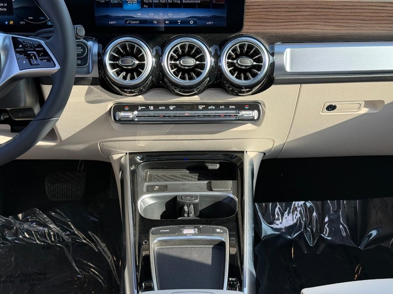 Mercedes-Benz GLB Vehicle Full-screen Gallery Image 11