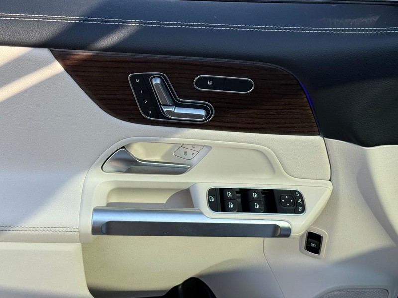 Mercedes-Benz GLB Vehicle Full-screen Gallery Image 12