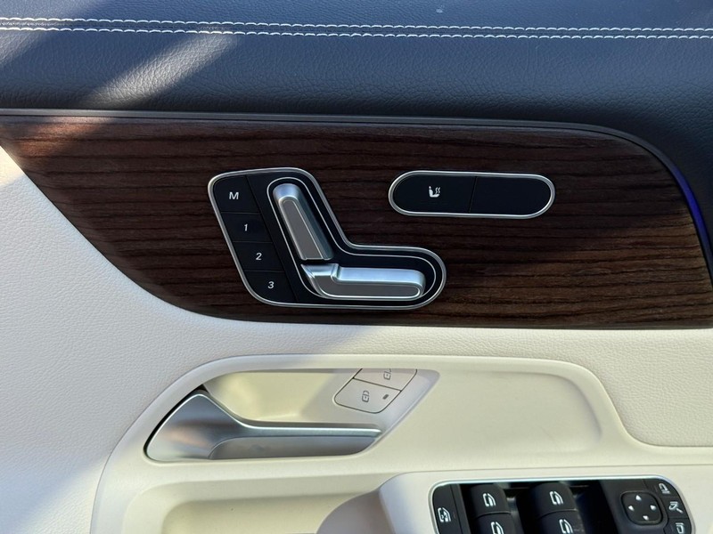 Mercedes-Benz GLB Vehicle Full-screen Gallery Image 13