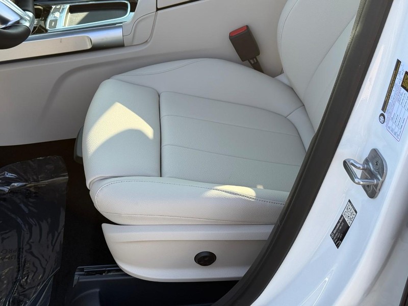 Mercedes-Benz GLB Vehicle Full-screen Gallery Image 14