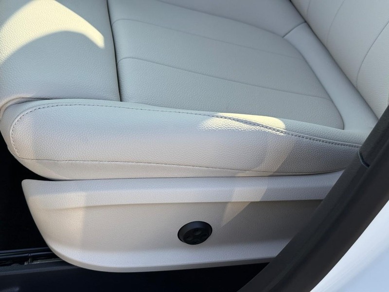 Mercedes-Benz GLB Vehicle Full-screen Gallery Image 15