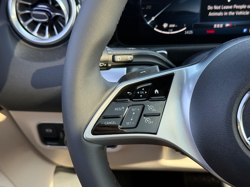 Mercedes-Benz GLB Vehicle Full-screen Gallery Image 16