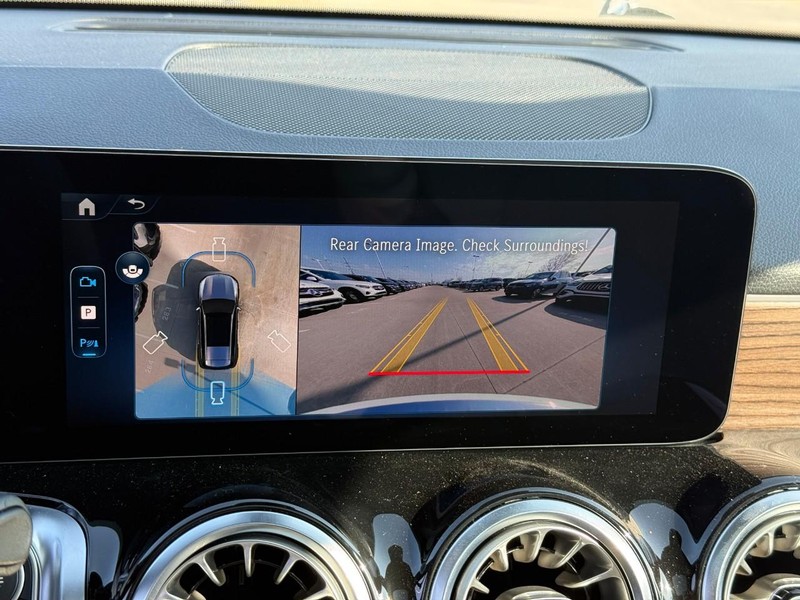 Mercedes-Benz GLB Vehicle Full-screen Gallery Image 18