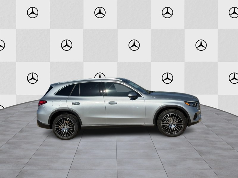 Mercedes-Benz GLC Vehicle Full-screen Gallery Image 2