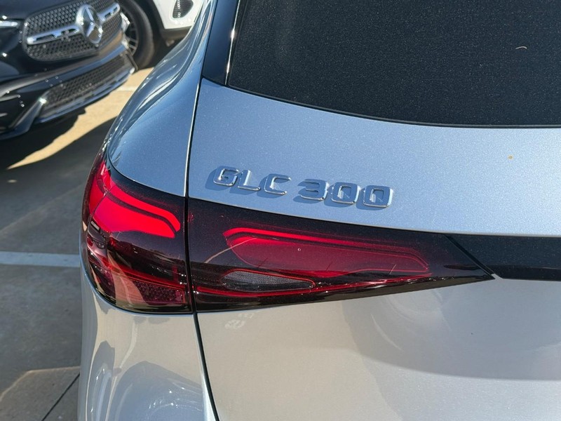 Mercedes-Benz GLC Vehicle Full-screen Gallery Image 4