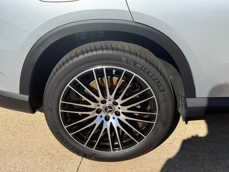 Mercedes-Benz GLC Vehicle Full-screen Gallery Image 6