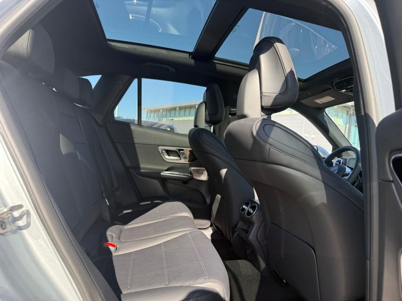 Mercedes-Benz GLC Vehicle Full-screen Gallery Image 7