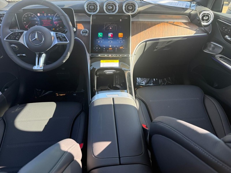 Mercedes-Benz GLC Vehicle Full-screen Gallery Image 8