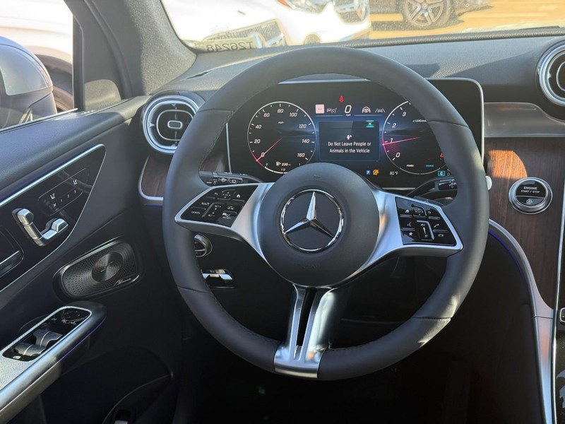 Mercedes-Benz GLC Vehicle Full-screen Gallery Image 9