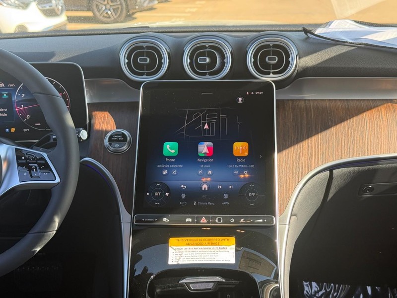 Mercedes-Benz GLC Vehicle Full-screen Gallery Image 10
